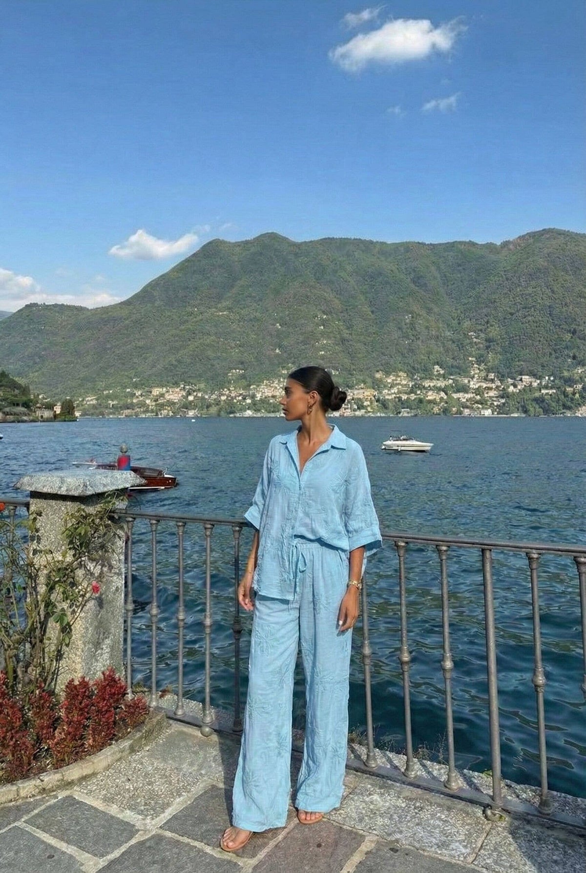 Chemise Manche Chauve-Sourie A Broderie Portée Avec Pantalon