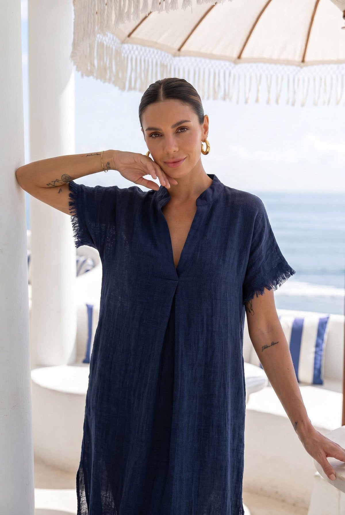Jurk met knielengte, plooistijl en split