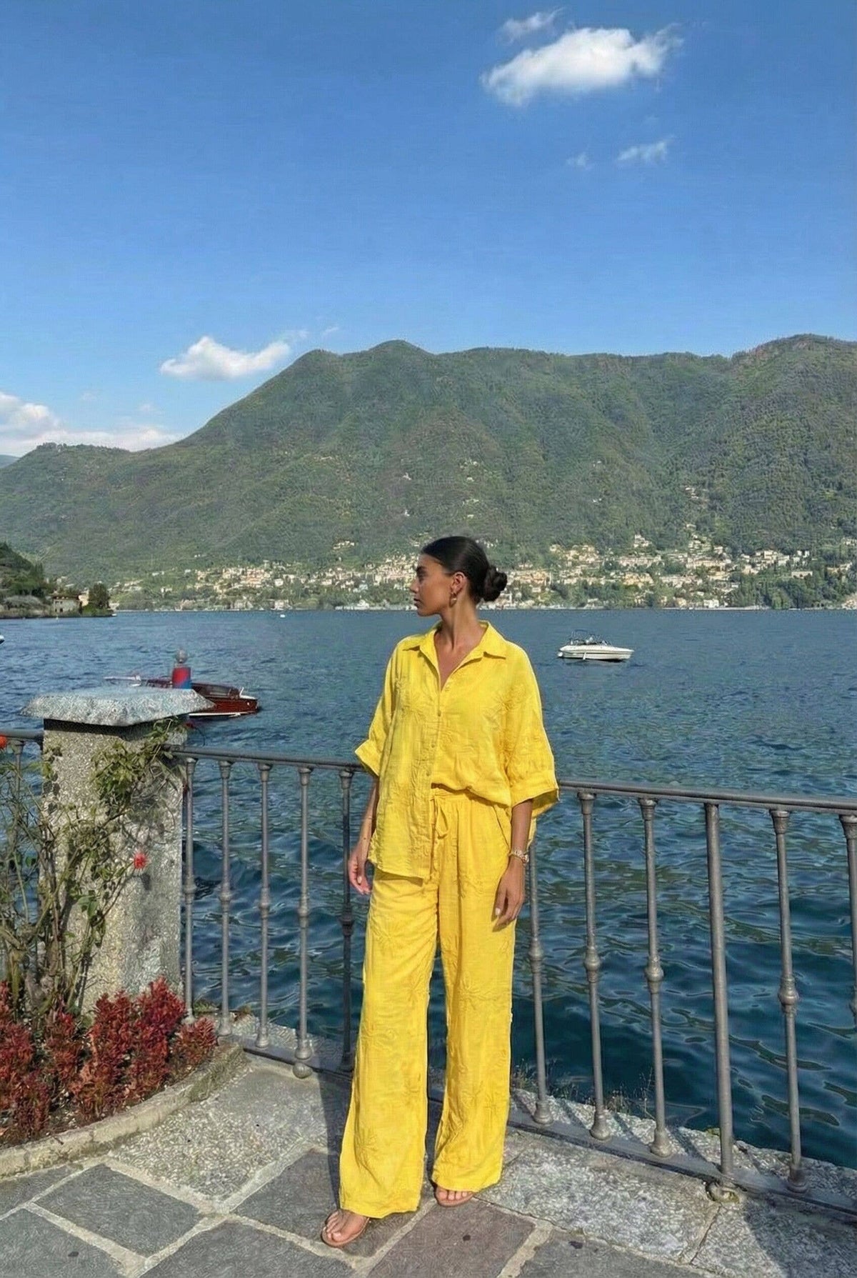 Chemise Manche Chauve-Sourie A Broderie Portée Avec Pantalon