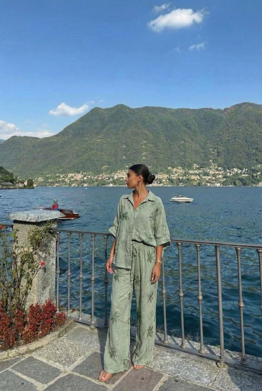Chemise Manche Chauve-Sourie A Broderie Portée Avec Pantalon