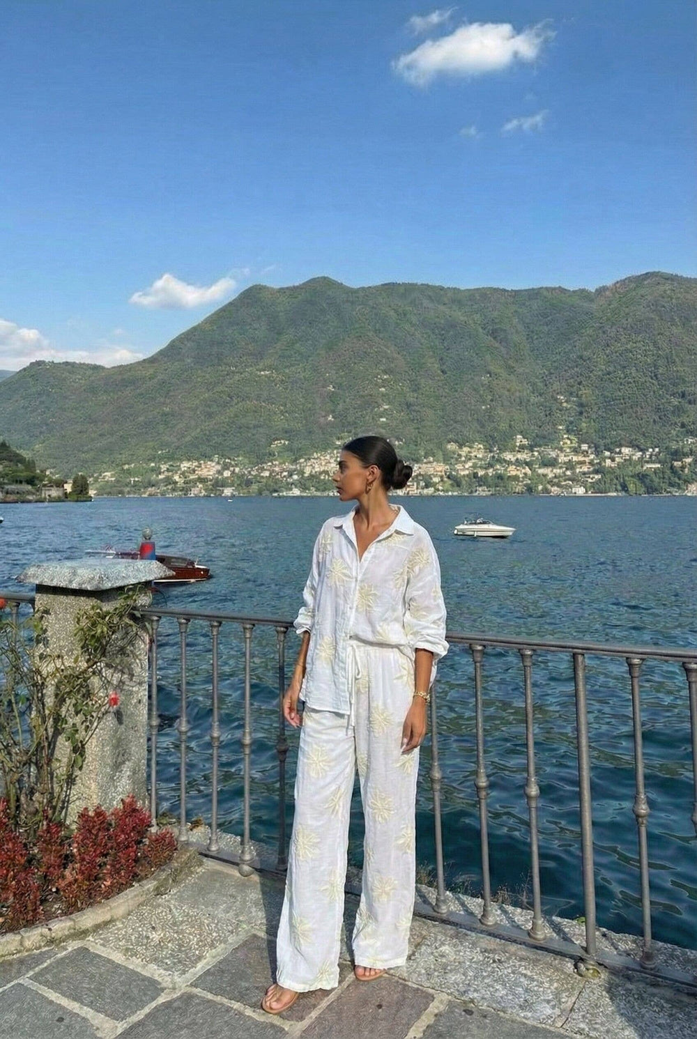 Chemise Manche Chauve-Sourie A Broderie Portée Avec Pantalon